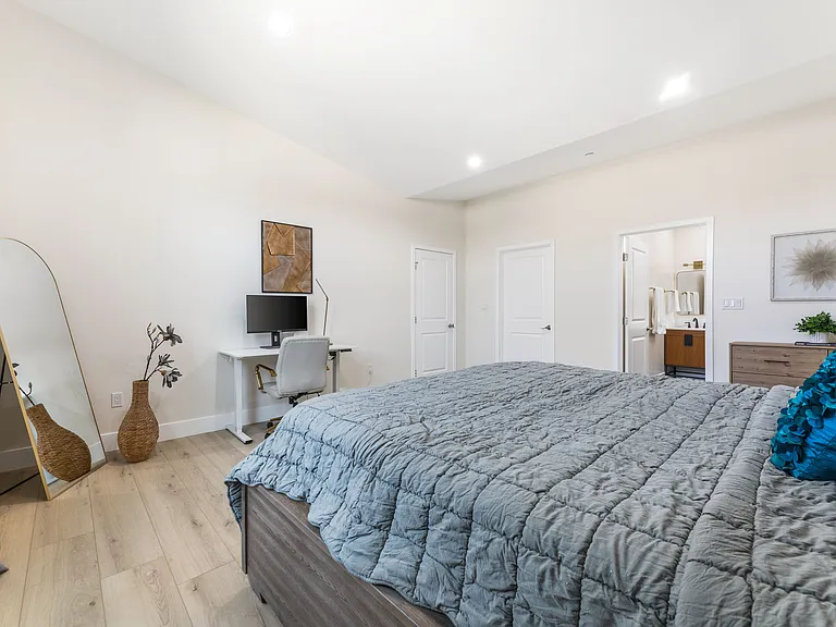 10842 Memory Park Ave — Photo 26
