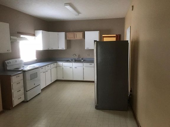 Kitchen- lots of cabinet space, counter space, new refrigera
