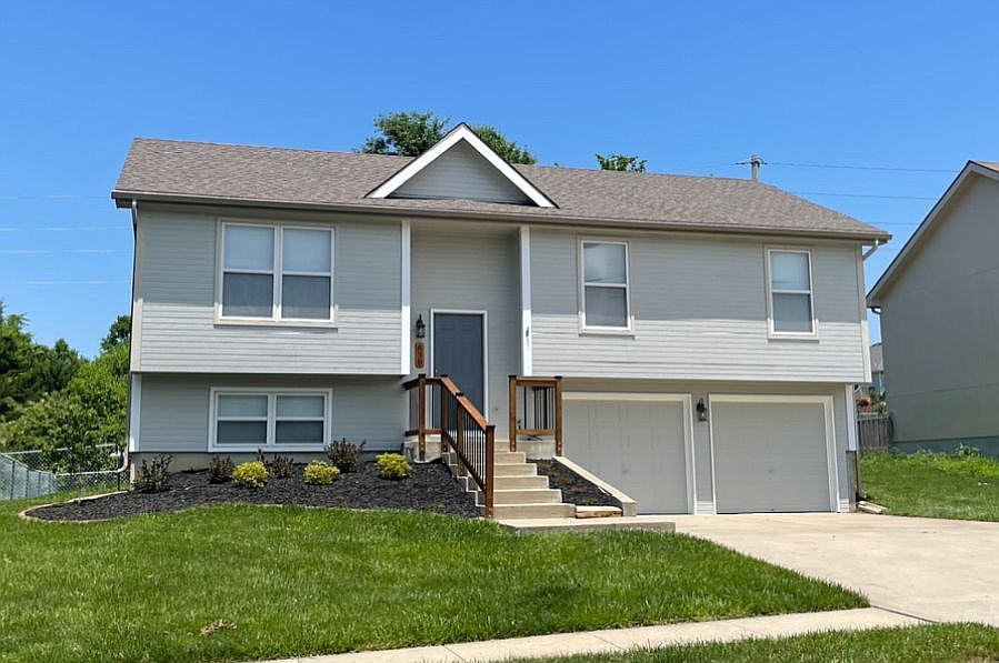 830 Village St, Leavenworth, KS 66048 | Zillow