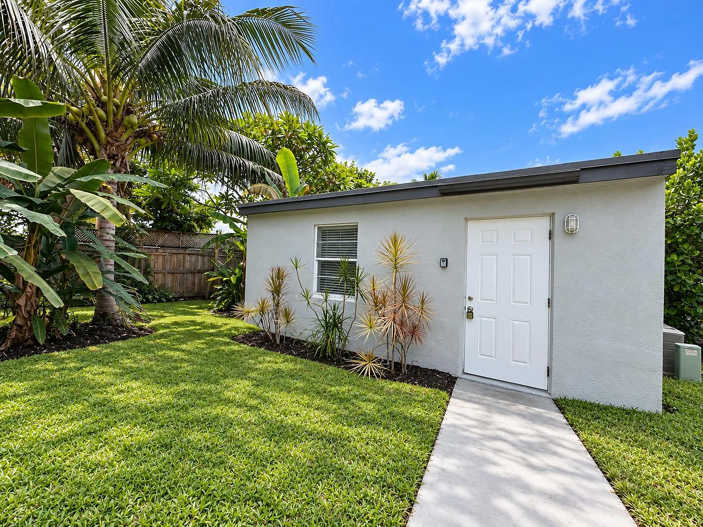 1 bed, 1.0 bath, 260 sqft, $1,300 — Photo 1
