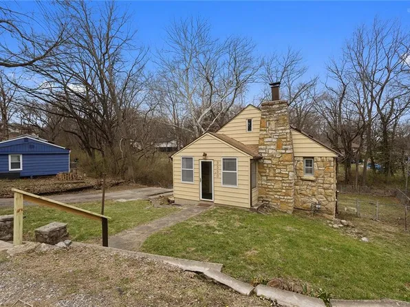 3550 NW Edgewater Trl, Houston Lake, MO 64151