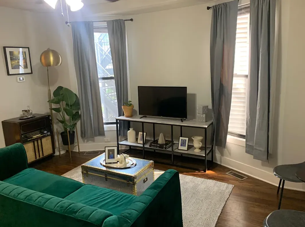 Building Photo - 919 N Damen Ave #1R