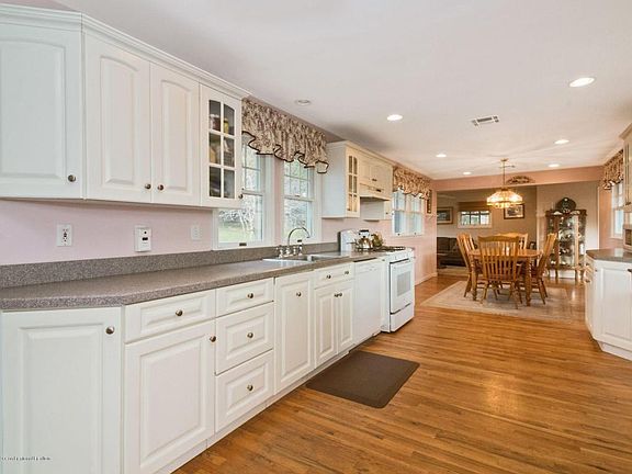4th image of 16 Browns Ln