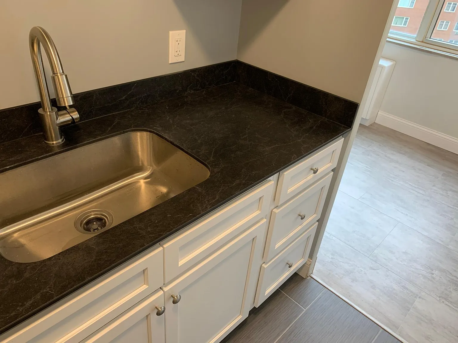 1 bed, 704 sqft, $1,385 — Photo 4