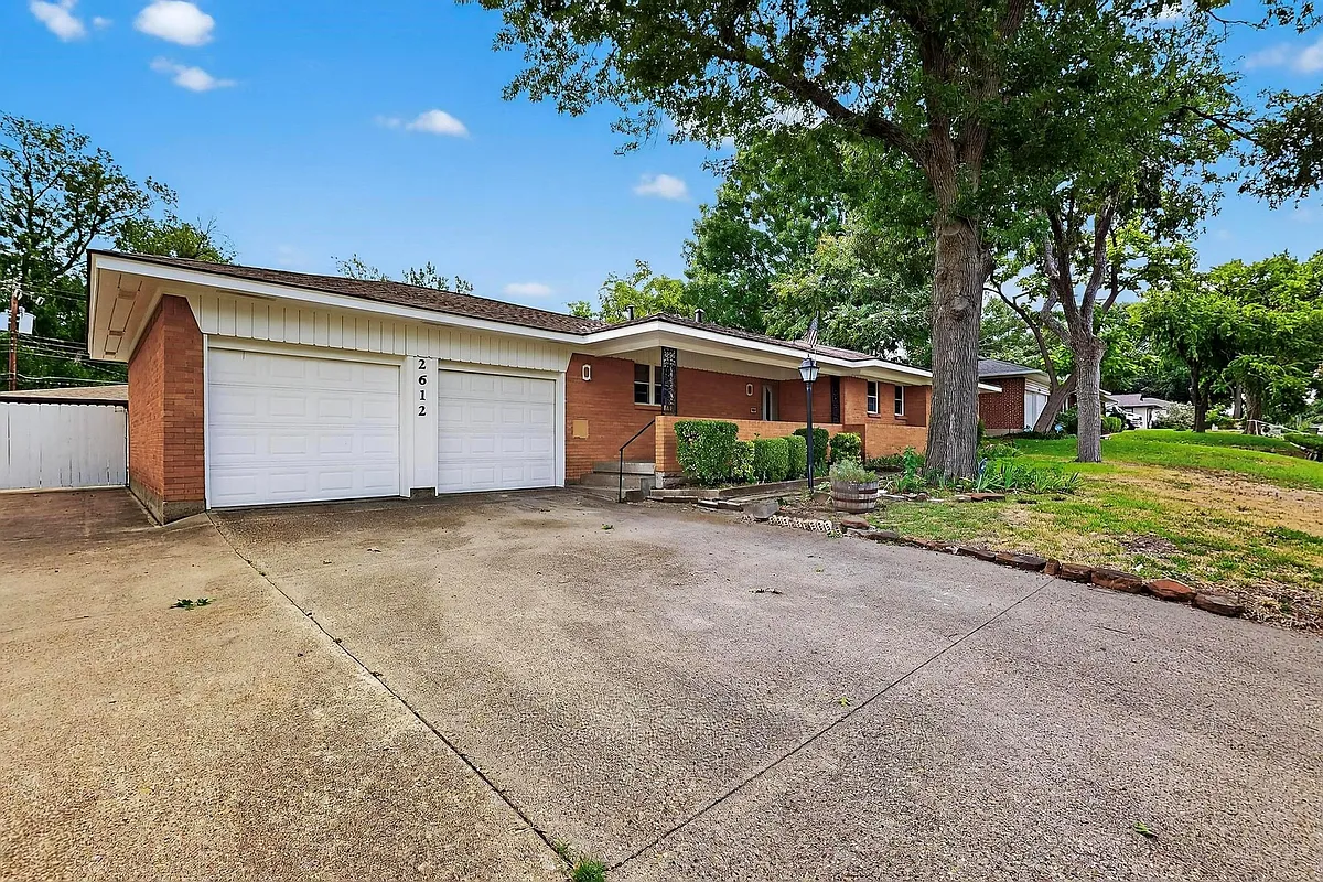 Building Photo - 2612 Ashley Dr