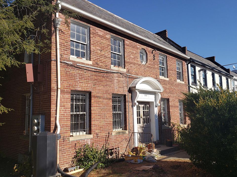 1st image of 900 Quincy St NE #1