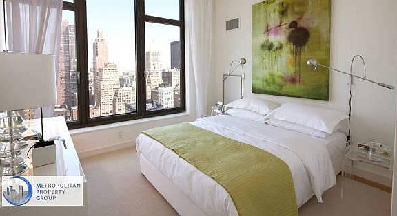 4th image of 320 W 37th St