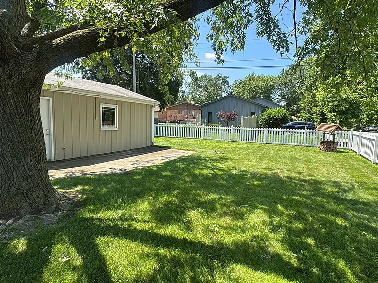 820 Park Ave — Photo 17