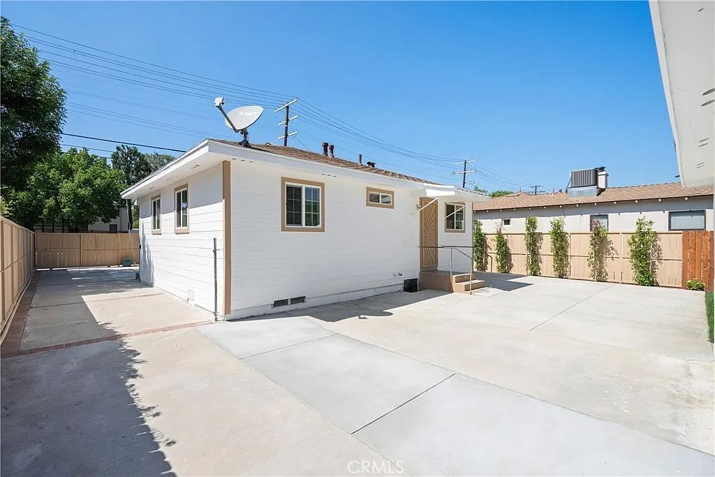 Lindley Ave, Reseda — Photo 1