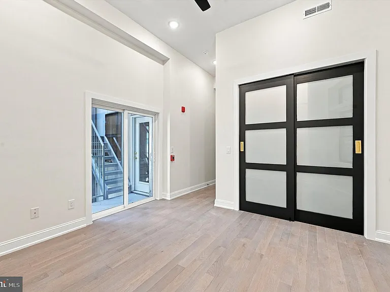 260 S 18th St #1 — Photo 11