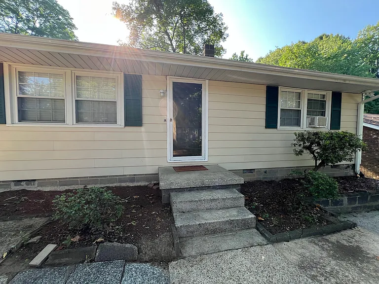 1405 Larson St — Photo 2