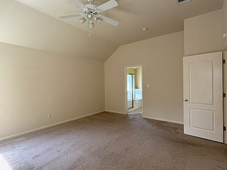 207 Kettleman Ln N — Photo 22