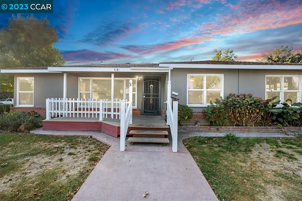 1502 Oakwood Dr photo 1