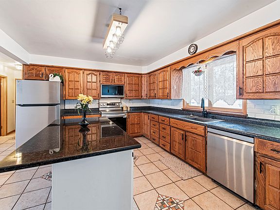 5th image of 401 McCagg St