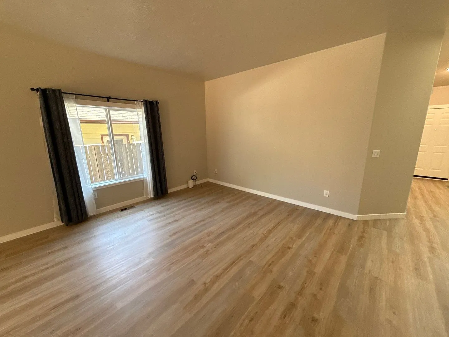 3 bed, 2.0 bath, 1380 sqft, $2,495 — Photo 2