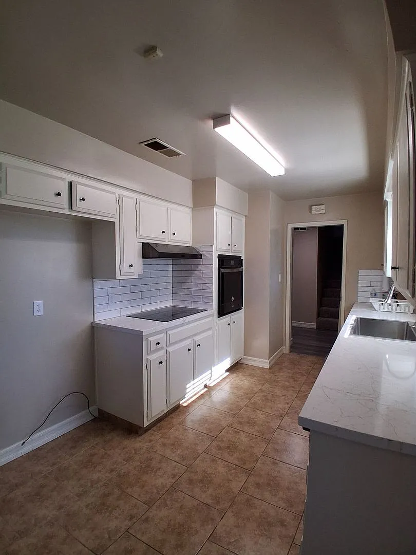 5780 N. 8th St. Duplex — Photo 2