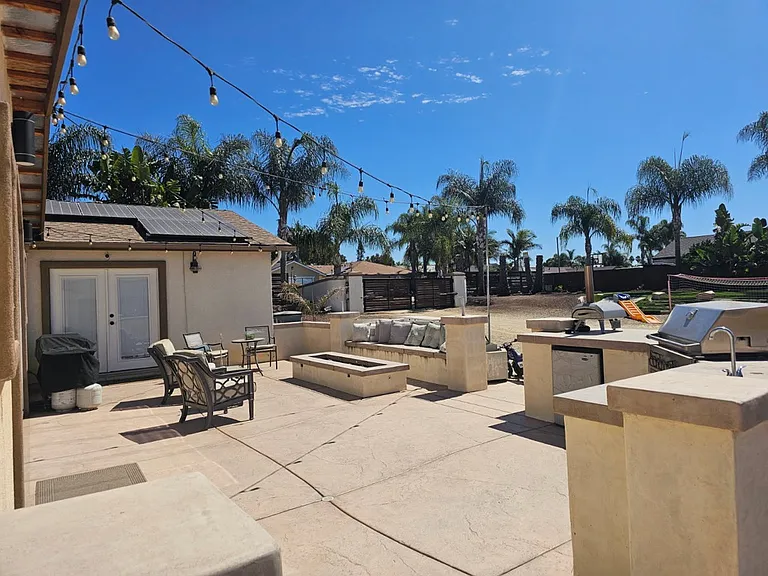 608 Las Flores Dr — Photo 5