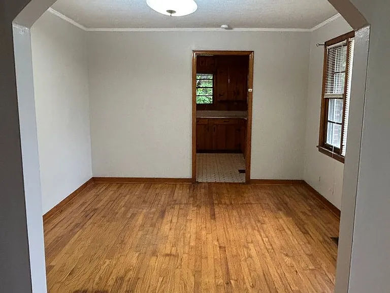 916 Stewart St — Photo 5