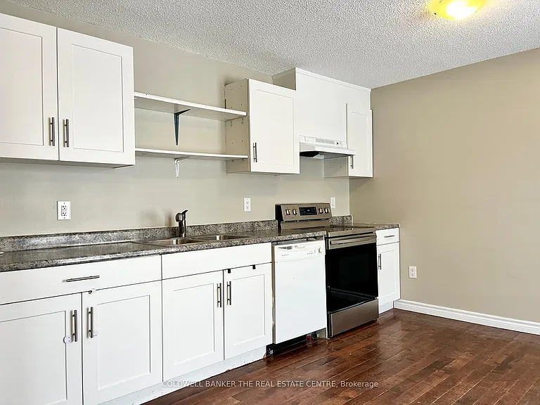 11 Chaucer Cres — Photo 2