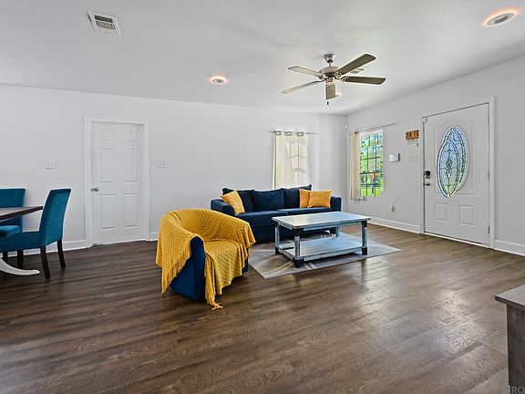 4th image of 237 Capitol St