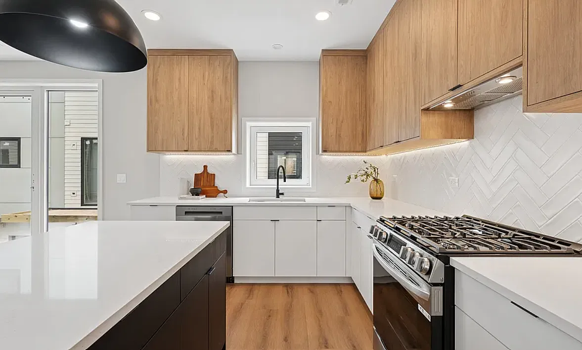 Beautiful New Construction Luxury Townhomes in Forest Park! 3 Bed 2.5 Bath w/ attached 2 Car Garage! — Photo 4