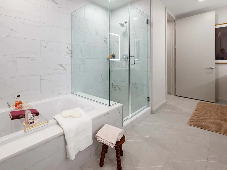 Encore Floor Plan Primary Tub & Shower