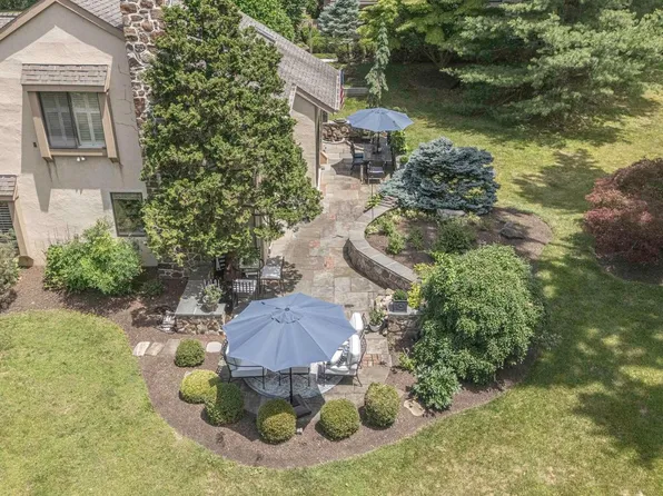 8 Sugar Knoll Dr, Devon, PA 19333