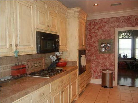 5th image of 208 E Highleadon Dr