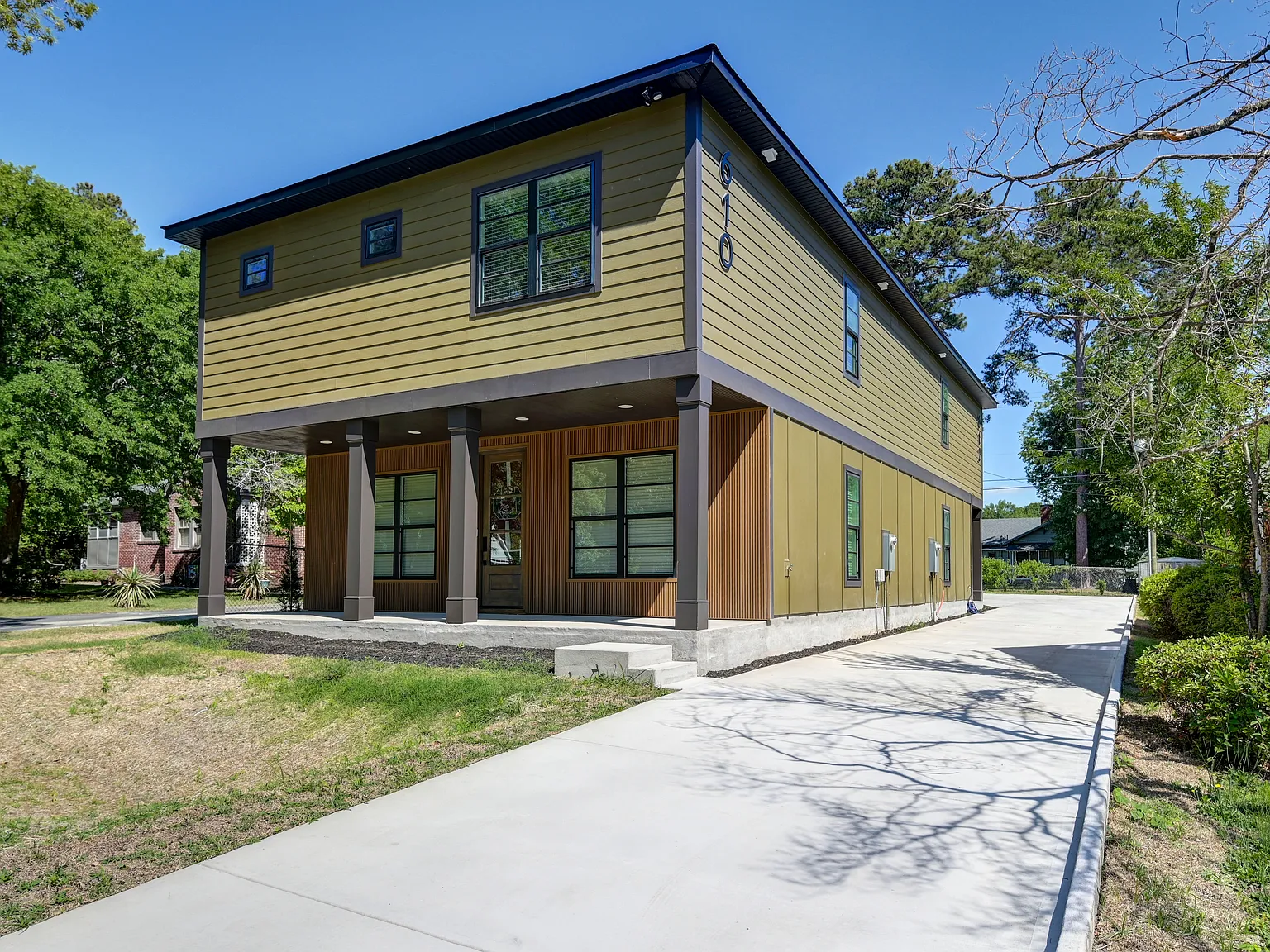 8 bed, 1600 sqft, $8,900 — Photo 1