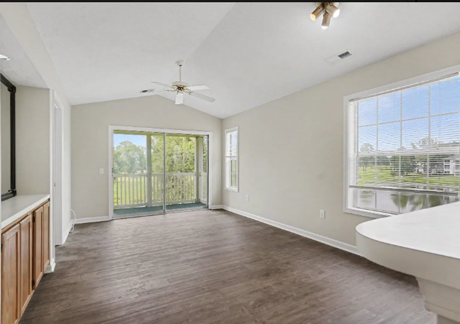 Beautifully Updated 2 bed 2 bath Condo — Photo 3