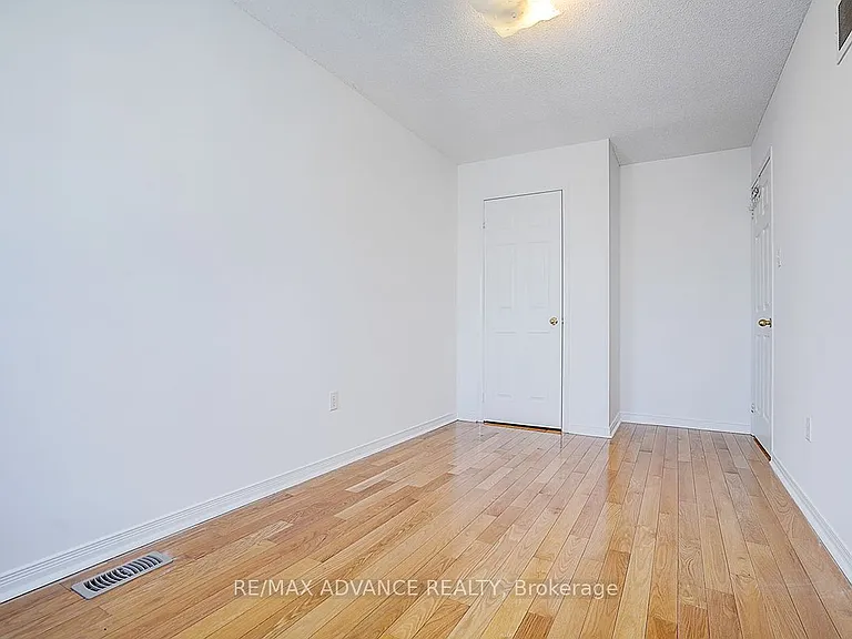 137 Laramie Cres — Photo 30