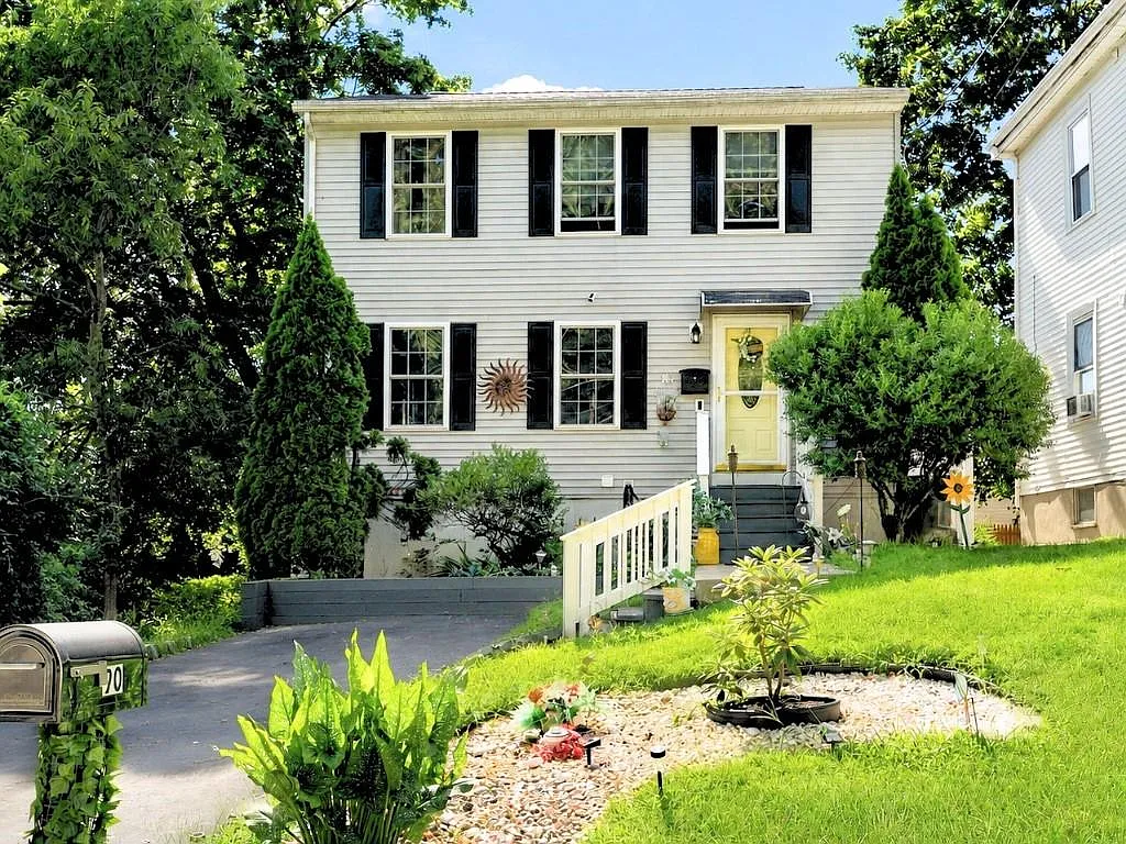 4 bed, 2.5 bath, 1352 sqft, $2,900 — Photo 1
