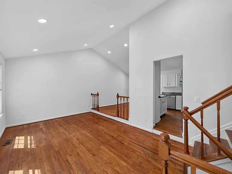 8 Worthington Ct — Photo 13