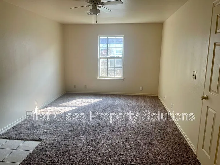 1132 N Gardner Ave — Photo 5
