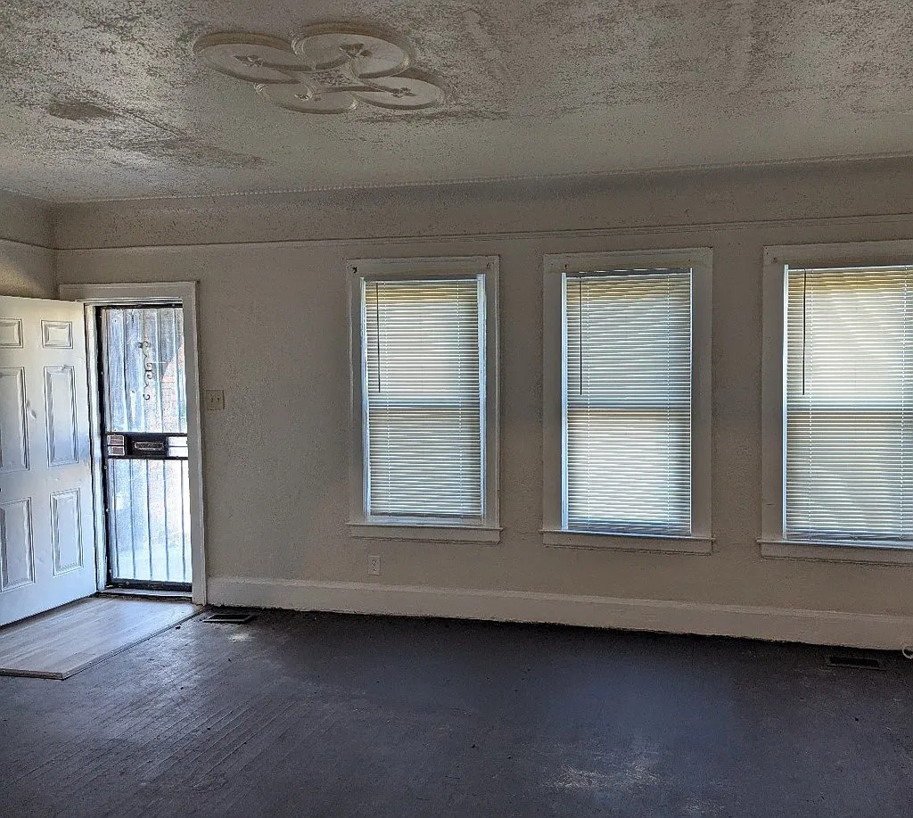 Spacious 3BR Lower Unit in Detroit Near Oakman Blvd — Photo 2