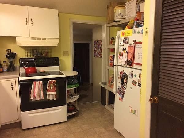 Large kitchen, recently update appliance (dishwasher and sto