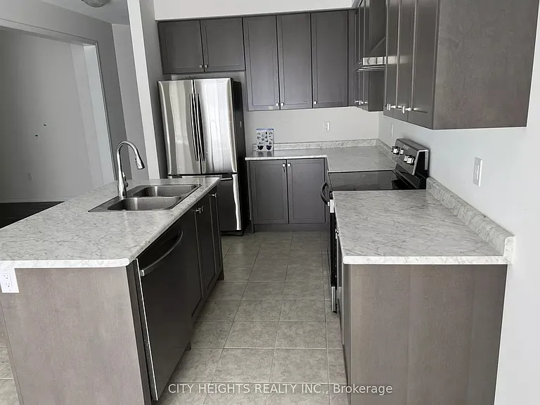 32 Anderson Rd #UPPER — Photo 3