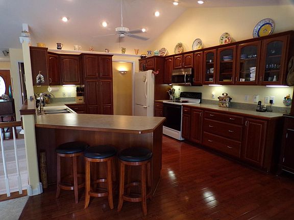 4th image of 200 Lakewood Dr