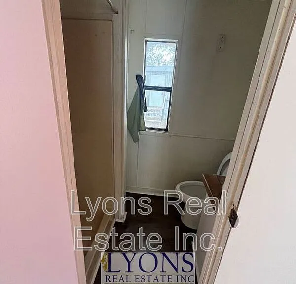 228 E Grow St #7 — Photo 4