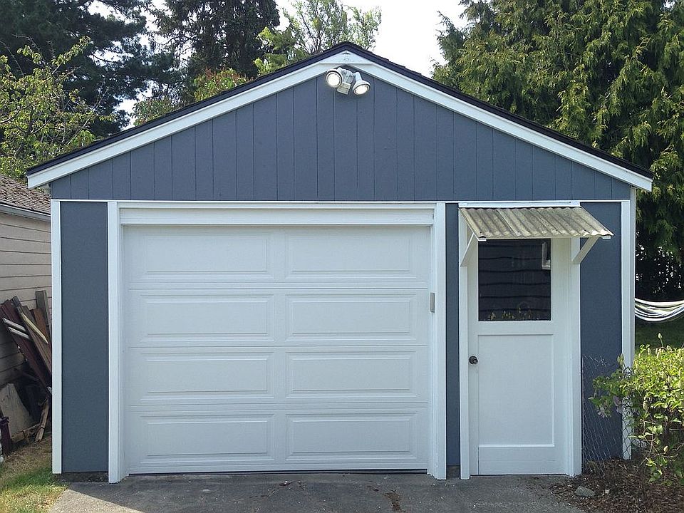 Detached garage