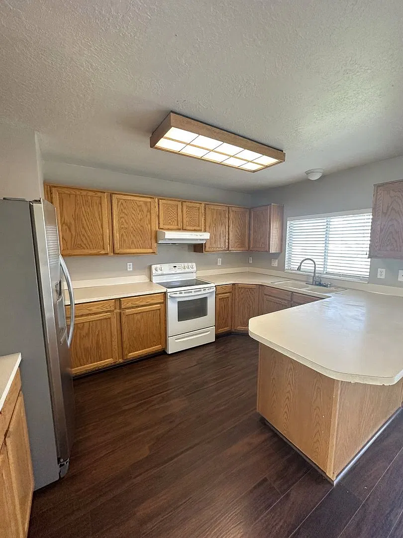 Wrap Up The Year With 3 Weeks Rent Free! 3 Bed, 1.75 Bath Home In Clinton — Photo 3