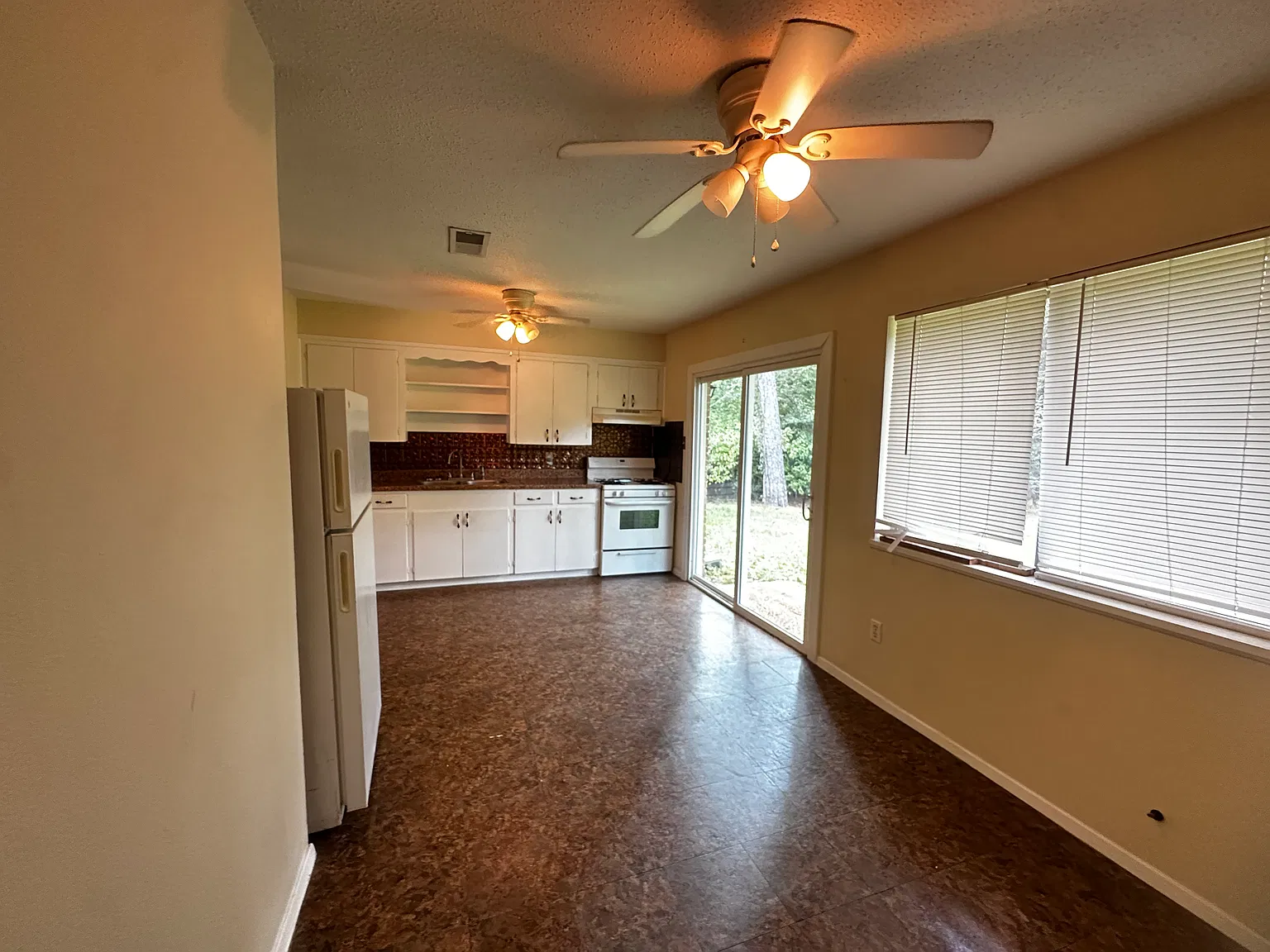 3 bed, 1.5 bath, 1000 sqft, $950 — Photo 4