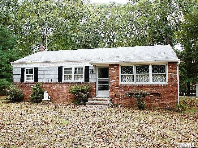2nd image of 1469 Noyac Rd