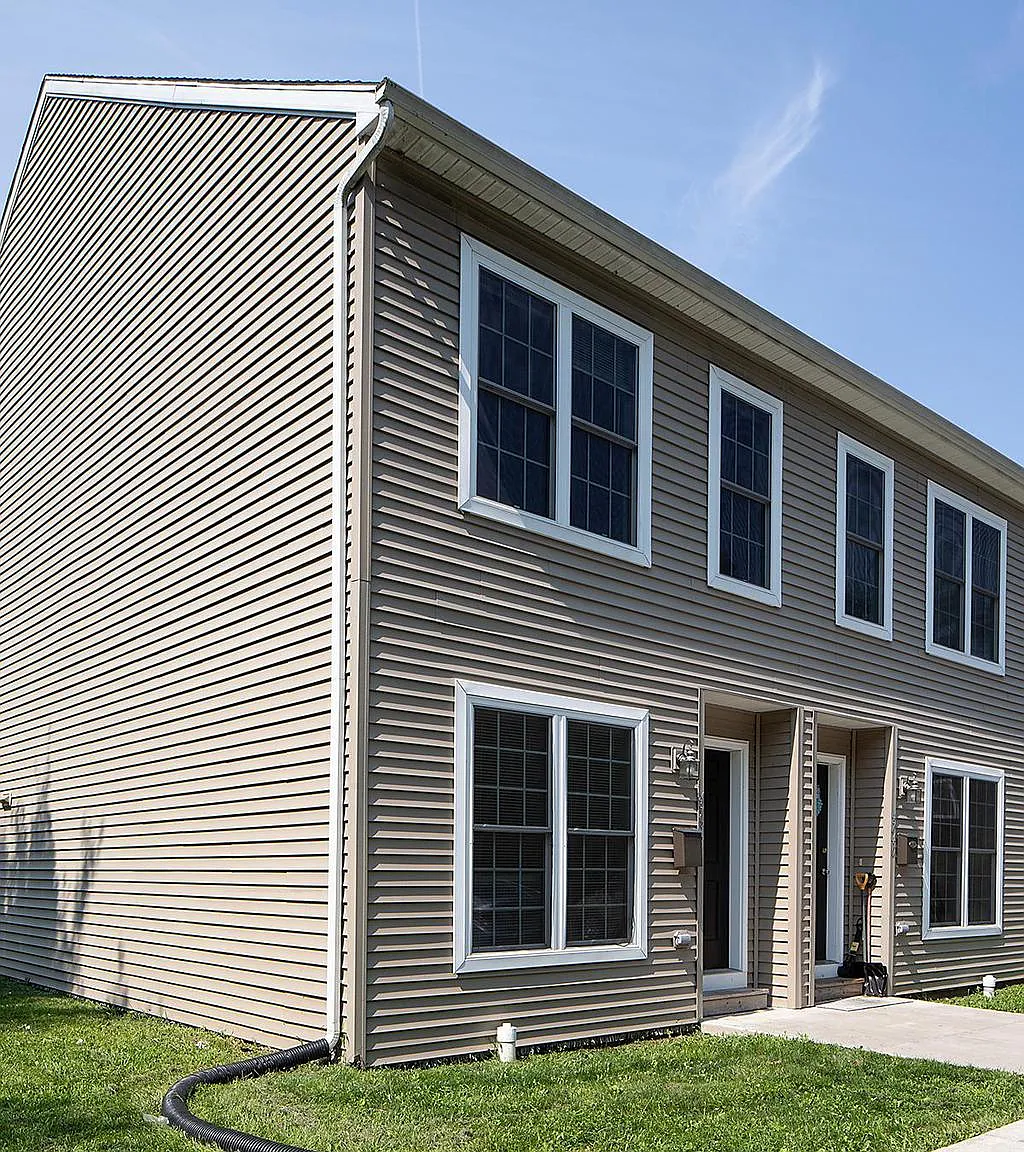 3 bed, 1.5 bath, 1276 sqft, $1,980 — Photo 2