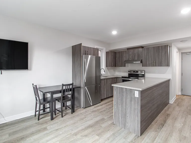 296 Somerset St E — Photo 3