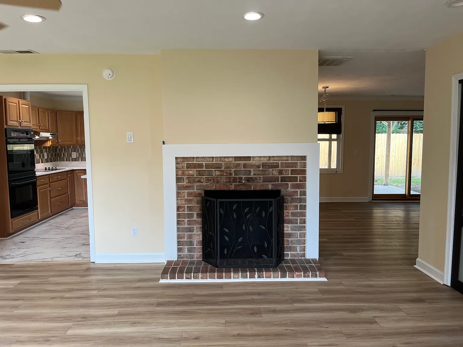 604 Oak Grove Ct — Photo 3