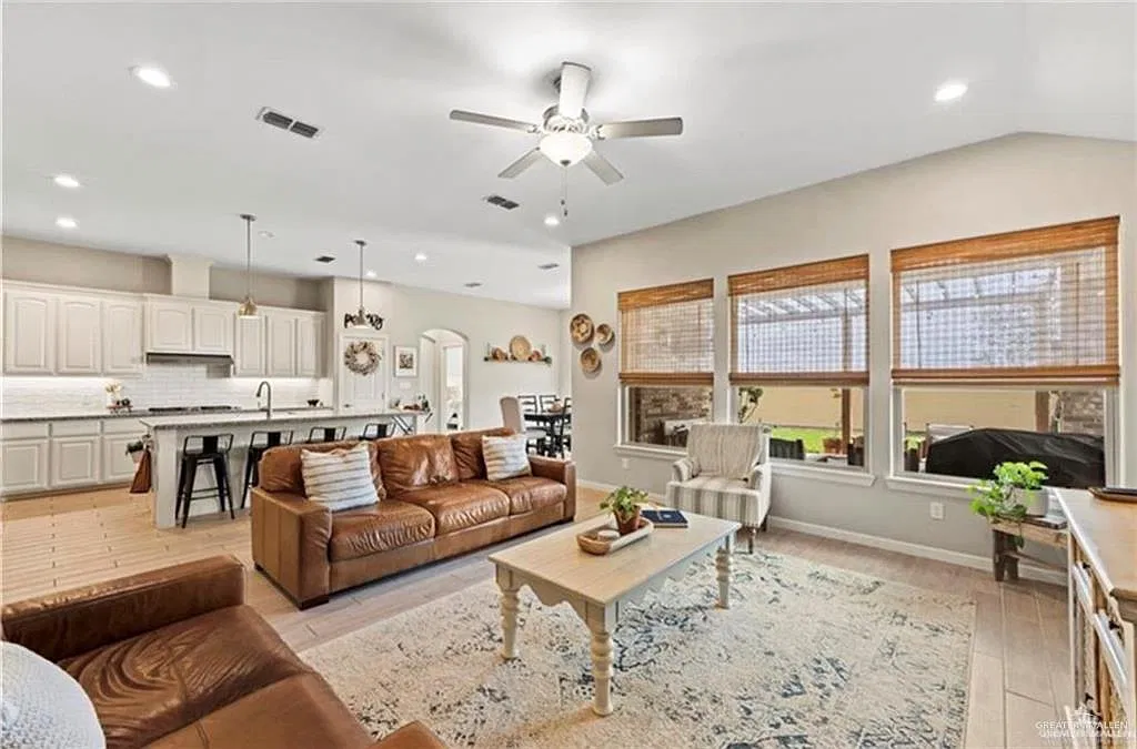 3 bed, 2.5 bath, 2110 sqft, $2,500 — Photo 3