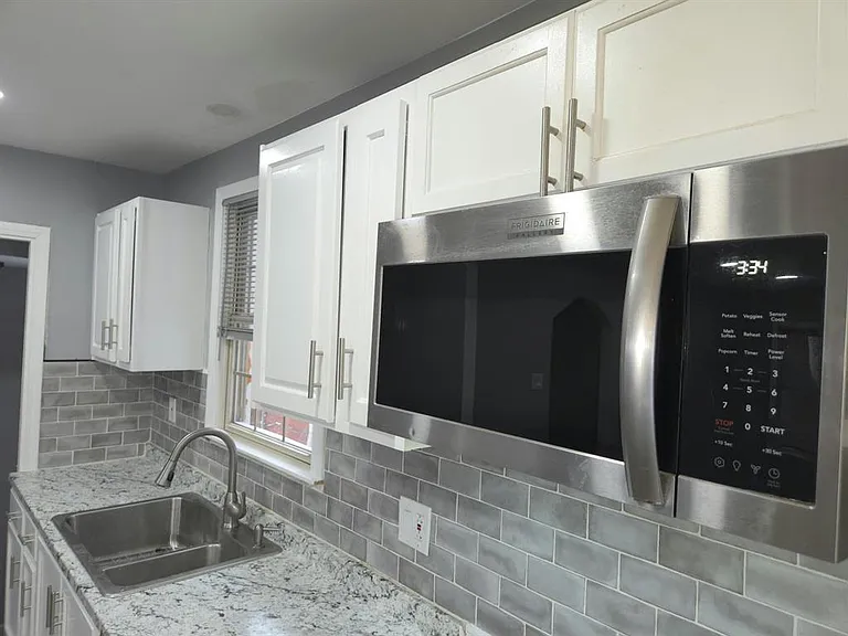 8254 Sussex St — Photo 10