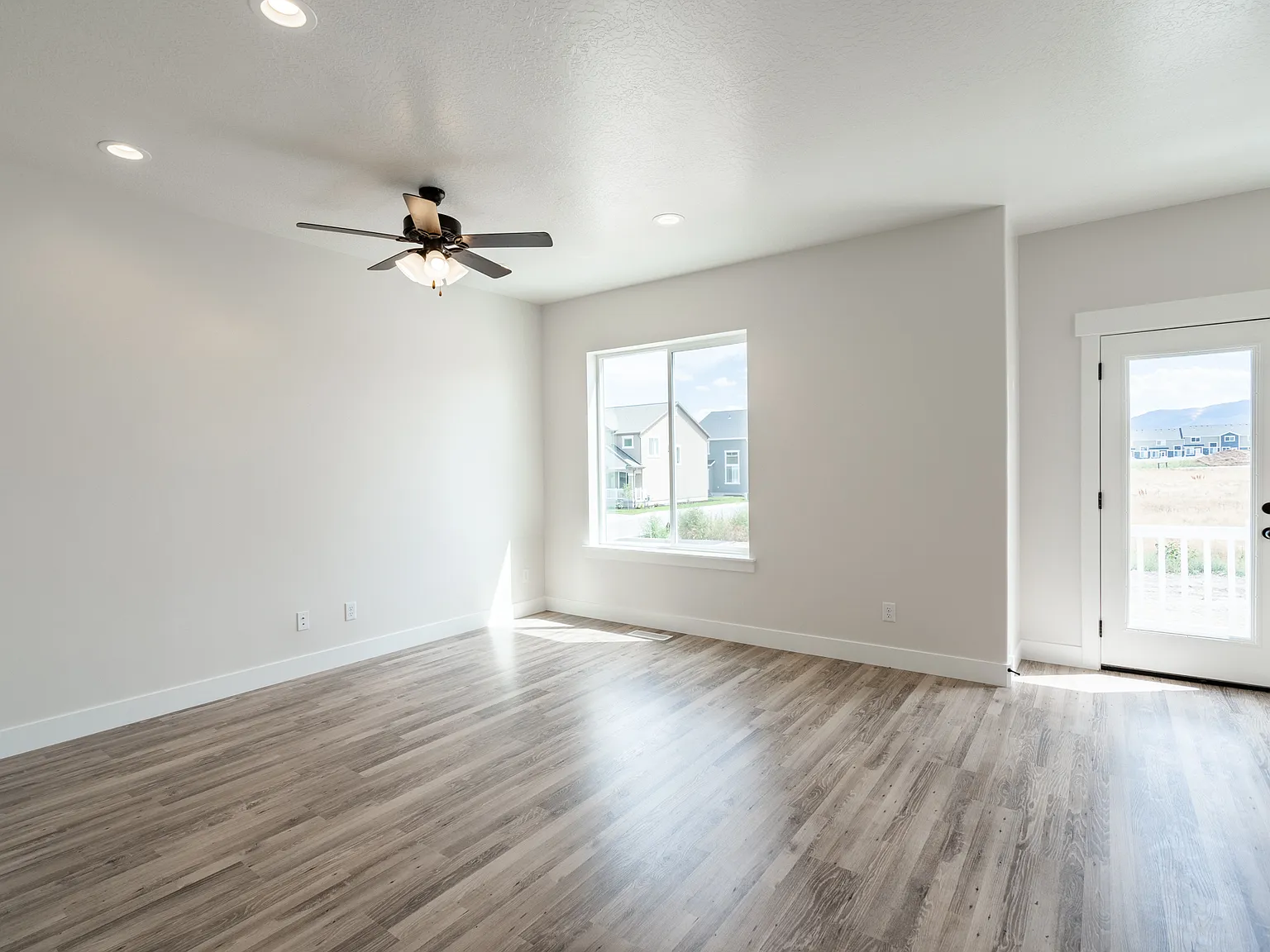 5 bed, 3.5 bath, 2400 sqft, $565 — Photo 4