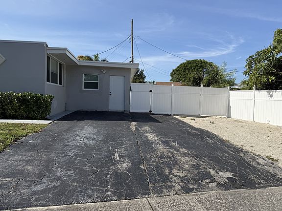 Exterior Entrance/Driveway